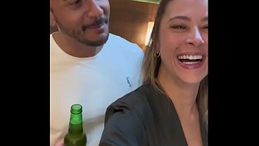 "Come see, cuckold, look what this dick does to your little wife" - This Brazilian married woman is a delight, she fucked a big black guy and even humiliated her cuckold husband.